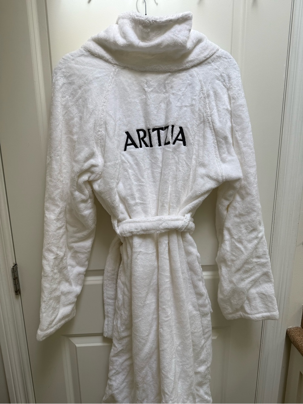 ARITZIA - White Plush Robe BRAND NEW